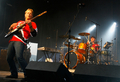 ライブ・パフォーマンスを披露するトゥルーパーのメンバー。(c)AFP/Getty Images Phillip MacCallum