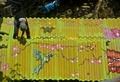 南米コロンビア・メデジン（Medellin）の最貧国地区のひとつ「コムーナ13（Comuna 13）」の建物に絵を描くアーティスト（2014年4月1日撮影）。(c)AFP/Raul ARBOLEDA