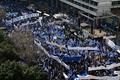 ギリシャ首都アテネで、マケドニアの国名問題で政府の妥協に反対する抗議集会に参加した人々（2018年2月4日撮影）。(c)AFP PHOTO / LOUISA GOULIAMAKI