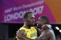 第16回世界陸上ロンドン大会、男子100メートル決勝。レース後に抱き合うウサイン・ボルト（左）とジャスティン・ガトリン（2017年8月5日撮影）。(c)AFP/Kirill KUDRYAVTSEV
