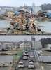 東日本大震災の被災地の震災直後の様子と、2012年1月の様子。

写真上は宮城県石巻市の津波被災地で、がれきに覆われた橋を歩く住民（2011年3月15日撮影）。写真下は現在の様子（2012年1月13日撮影）。(c)AFP/KIM JAE-HWAN/TORU YAMANAKA