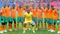 サッカー2012アフリカネイションズカップ（2012 Africa Cup of Nations）は8日、準決勝の2試合が行われ、ザンビアは1-0でガーナを破り、決勝に進出した。

試合前の写真撮影に臨むザンビアの選手（2012年2月8日撮影）。(c)AFP/ABDELHAK SENNA