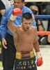 ボクシング、WBA世界スーパーフェザー級タイトルマッチ12回戦。イスラエル・ペレス（Israel Perez）を下しガッツポーズをみせる内山高志（Takashi Uchiyama、2014年12月31日撮影）。(c)AFP/Toru YAMANAKA