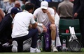 テニス、ウィンブルドン選手権、男子シングルス準々決勝。メディカルタイムアウトを取るヤニック・シナー（2024年7月9日撮影）。(c)HENRY NICHOLLS / AFP
