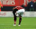 イタリア・ミラノ（Milan）のサン・シーロ・スタジアム（San Siro Stadium）で行われた09-10イタリア・セリエA第28節のキエーボ・ベローナ戦で、痛めた左足首を押さえるACミラン（AC Milan）のデビッド・ベッカム（David Beckham）。（2010年3月14日撮影）(c)AFP/FABRIZIO FORTE