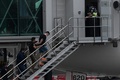 フィリピン・マニラの空港で、飛行機に搭乗する強盗事件の容疑者ら（2023年2月7日撮影）。(c)JAM STA ROSA / AFP