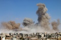 シリア南部ダルアーの反体制派掌握地域で実施された空爆によるとみられる煙（2017年6月22日撮影）。(c)AFP/Mohamad ABAZEED