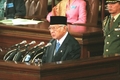 インドネシアの首都ジャカルタ（Jakarta）の国会で演説を行うスハルト（Suharto）大統領（当時、1997年10月1日撮影）。(c)AFP/JOHN MACDOUGALL