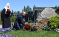 ロシア・モスクワ郊外の石碑に花を手向けるウラジーミル・プーチン大統領（右）とロシア正教会のキリル総主教（2020年6月22日撮影、資料写真）。(c)Alexey NIKOLSKY / SPUTNIK / AFP
