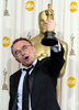 第81回アカデミー賞（Academy Awards）授賞式で監督賞を受賞した、『スラムドッグ＄ミリオネア（Slumdog Millionaire）』のダニー・ボイル（Danny Boyle）監督（2009年2月22日撮影）。(c)AFP/Mark RALSTON