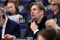 独極右政党「ドイツのための選択肢（AfD）」に所属するマクシミリアン・クラー欧州議会議員。仏ストラスブールの欧州議会で（2024年4月23日撮影）。(c)FREDERICK FLORIN / AFP