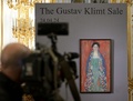 オーストリア・ウィーンの競売会社「キンスキー・アート・オークションハウス」で公開されたクリムトの絵画「リーザー嬢の肖像」（2024年1月25日撮影）。(c)ROLAND SCHLAGER / APA / AFP