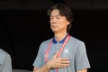 2026年サッカーW杯北中米大会アジア最終予選、グループB、オマーン対韓国。試合前の国歌演奏を聴く韓国の洪明甫監督（2024年9月10日撮影）。(c)Haitham AL-SHUKAIRI/ AFP