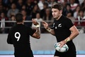 ラグビーW杯日本大会・3位決定戦、ニュージーランド対ウェールズ。トライを決めて喜ぶニュージーランドのボーデン・バレット（右、2019年11月1日撮影）。(c)Anne-Christine POUJOULAT / AFP