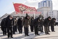 北朝鮮・平壌の金日成広場で、死去から10年となった金正日氏を追悼し敬意を表する市民（2021年12月17日撮影）。(c)KIM Won Jin / AFP