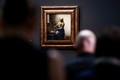 オランダ・アムステルダム国立美術館に展示された、ヨハネス・フェルメールの「牛乳を注ぐ女」（2022年9月8日撮影）。(c)Kenzo TRIBOUILLARD / AFP