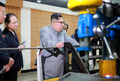 機械工場を視察する金正恩朝鮮労働党委員長。朝鮮中央通信配信（2019年6月1日配信、撮影日不明）。(c)AFP PHOTO/KCNA VIA KNS