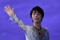 平昌冬季五輪、フィギュアスケートのエキシビションで歓声に応える羽生結弦（2018年2月25日撮影）。(c)AFP/Mladen ANTONOV
