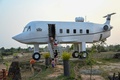 カンボジア・シエムレアプ近郊で、チラチ・ポーさんが建てた飛行機そっくりの家（2023年3月12日撮影）。(c)TANG CHHIN SOTHY / AFP