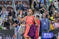 テニス、中国オープン、女子シングルス準決勝。試合に敗れ、コートを後にする鄭欽文（2024年10月5日撮影）。(c)Jade Gao / AFP