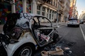 黒人男性が白人警官に暴行を受け死亡した事件を受け米ニューヨークで行われた抗議デモで、破壊されたニューヨーク市警の車両（2020年6月1日撮影）。(c)Johannes EISELE / AFP