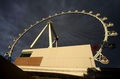 米ネバダ（Nevada）州ラスベガス（Las Vegas）にオープンした高さ世界一の観覧車「ハイローラー（High Roller）」（2014年4月11日撮影）。(c)AFP/JOE KLAMAR