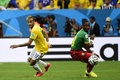 サッカーW杯ブラジル大会（2014 World Cup）グループA、ブラジル対カメルーン。カメルーンのエヨング・タルカング・エノー（Eyong Tarkang Enoh、右）とボールを競るブラジルのネイマール（Neymar da Silva Santos Junior、2014年6月23日撮影）。(c)AFP/PIERRE-PHILIPPE MARCOU