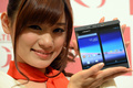 NTTドコモ（NTT DoCoMo）が都内で開いた新製品発表イベントで発表したダブルディスプレイのスマートフォンMedias W N-05E（2013年1月22日撮影）。(c)AFP/TOSHIFUMI KITAMURA