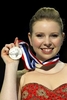 フィギュアスケート全米選手権（%%AT&amp;T U.S. Figure Skating Championships 2010%%）女子シングル・フリースケーティング（FS）。合計200.11点で優勝し、メダルを手にポーズをとるレイチェル・フラット（%%Rachael Flatt%%）。（2010年1月23日撮影）(c)AFP/Getty Images/Matthew Stockman
