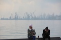 アゾフ海に面したウクライナの港湾都市マリウポリでくつろぐ人々（2022年2月23日撮影、資料写真）。(c)Aleksey Filippov / AFP