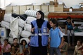 パレスチナ自治区ガザ地区（Gaza Strip）北部ジャバリヤ（Jabaliya）の避難所として使われている学校で、心に傷を負った子どもたちを支援する国連（UN）のプログラムの一環として行われるグループクラスに参加し、ボランティア職員の指示を受ける子どもたち（2014年8月2日撮影）。(c)AFP/MOHAMMED ABED