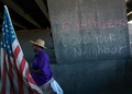 米イリノイ州シカゴで、反暴力を訴え国旗を掲げて行進するデモ参加者（2018年7月7日撮影）。(c)AFP PHOTO / JIM YOUNG