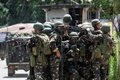 フィリピン南部マラウィ市街地を車両で移動する兵士ら（2017年6月10日撮影）。(c)AFP/NOEL CELIS