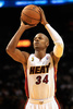 12-13NBAは30日、各地で開幕戦が行われ、ファイナル王者のマイアミ・ヒート（Miami Heat）は120-107でボストン・セルティックス（Boston Celtics）に勝利した。

フリースローに臨むマイアミ・ヒートのレイ・アレン（Ray Allen、2012年10月30日撮影）。(c)AFP/Getty Images/Chris Trotman