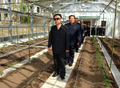北朝鮮の江原道(Kangwon)元山（Wonsan）にある元山農業大学（Wonsan University of Agriculture）を視察する金正日（キム・ジョンイル、Kim Jong-Il）総書記（撮影日不明、2009年4月28日提供）。(c)AFP/KCNA via KNS