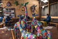 回収された廃棄ビーチサンダルで作った動物のフィギュア。ケニア・ナイロビのリサイクル会社オーシャンソールで（2022年2月9日撮影）。(c)Simon MAINA / AFP