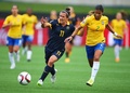 女子サッカーW杯カナダ大会・決勝トーナメント1回戦、ブラジル対オーストラリア。ブラジルのファビアナ（右）とボールを競るリサ・デバンナ（2015年6月21日撮影）。(c)AFP/Getty Images/Elsa