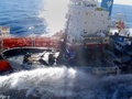 南極海（Southern Ocean）で、日本の調査捕鯨船団の補給タンカー「サン・ローレル（San Laurel）号」（奥）と衝突する反捕鯨団体シー・シェパード（Sea Shepherd Conservation Society）の抗議船「ボブ・バーカー（Bob Barker）号」（手前、2013年2月25日撮影、同26日提供）。(c)AFP/INSTITUTE OF CETACEAN RESEARCH