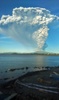 チリ南部プエルトバラスから撮影した、噴煙を上げるカルブコ火山（2015年4月22日撮影）。AFP/GIORDANA SCHMIDT