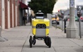 米カリフォルニア州ロサンゼルスで食品を配送する料理宅配会社ポストメイツのロボット（2020年3月24日撮影）。(c)Chris DELMAS / AFP