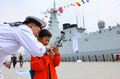 海軍兵士の指導を受けながら、3杯式風速計を使用する子ども（2025年4月22日撮影）。(c)Xinhua News