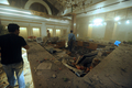 パキスタンのイスラマバード（Islamabad）で、爆弾による大きな爆発が発生したマリオットホテル（Marriott Hotel）の入り口付近（2008年9月20日撮影）。(c)AFP/Farooq NAEEM