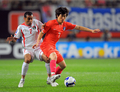 ヨルダンのアメル・ディーブ（%%Amer Deeb%%、左）を背にボールをキープする韓国の朴智星（%%Park Ji-Sung%%パク・チソン、右）。（2008年5月31日撮影）(c)AFP/JUNG YEON-JE