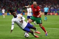 サッカー欧州選手権準々決勝、ポルトガル対フランス。フランスのエドゥアルド・カマヴィンガ（左）と競るポルトガルのペペ（2024年7月5日撮影）。(c)FRANCK FIFE / AFP