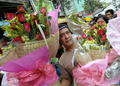 2008年2月13日、フィリピンの首都マニラ（Manila）で、バレンタインデーに贈るバラを配達する男性。(c)AFP/Jay DIRECTO
