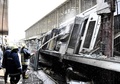 エジプトの首都カイロの駅で発生した、列車の衝突・火災事故の現場に集まった消防士ら（2019年2月27日撮影）。(c)AFP/Khaled DESOUKI