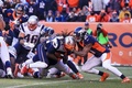 16NFL第14週、ニューイングランド・ペイトリオッツ対デンバー・ブロンコス。エンドゾーンに飛び込むニューイングランド・ペイトリオッツのルギャレット・ブラント（中央、2016年12月18日撮影）。(c)AFP/Getty Images/Sean M. Haffey