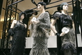 東京・銀座の「シャネル銀座（CHANEL）」5周年を記念して店内にディスプレイされたオートクチュールコレクションのドレス（2009年12月4日撮影）。(c)MODE PRESS