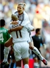 スペイン・マドリード（Madrid）のサンチャゴ・ベルナベウ（Santiago Bernabeu Stadium）で行われた2003-04スペイン1部リーグ、レアル・マドリード（Real Madrid）対レアル・ベティス（Real Betis）の試合で、移籍後初ゴールを決め、チームメートのロナウド（Ronaldo、下）と喜ぶレアル・マドリードのデビッド・ベッカム（David Beckham、2003年8月30日撮影）。(c)AFP