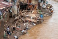 豪雨による洪水に見舞われたインドネシアの首都ジャカルタで、食器などを洗う人々（2020年1月3日撮影）。(c)BAY ISMOYO / AFP